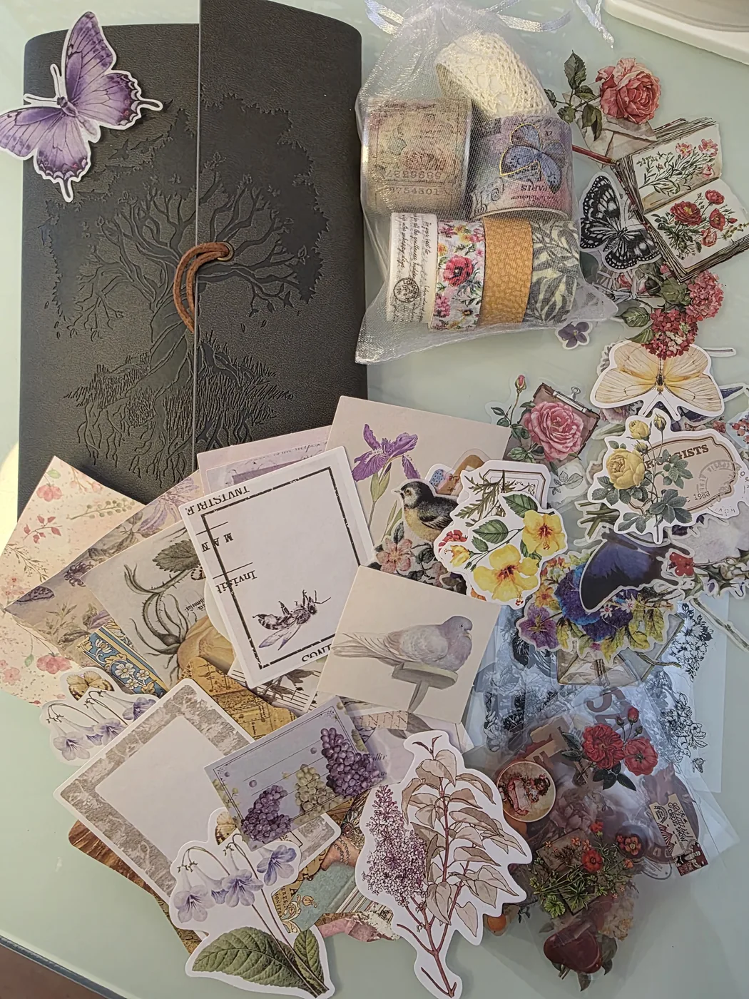 Dakku Box: libro A6 especial, stickers, sobres decorativos, hojas de stickers, papel decorativo y cintas, armado por Dakku